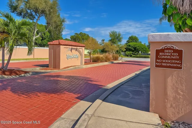 a view of a tennis court