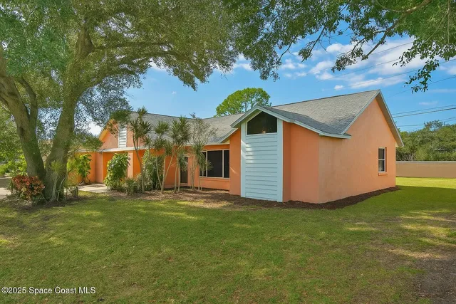 a view of a house with a yard