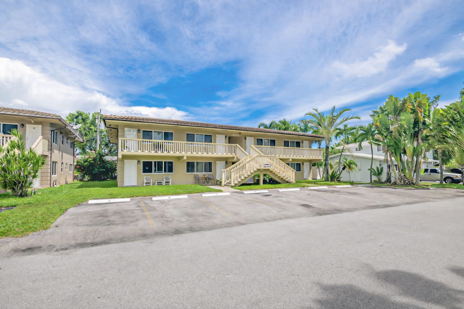 a view of front a house with a yard