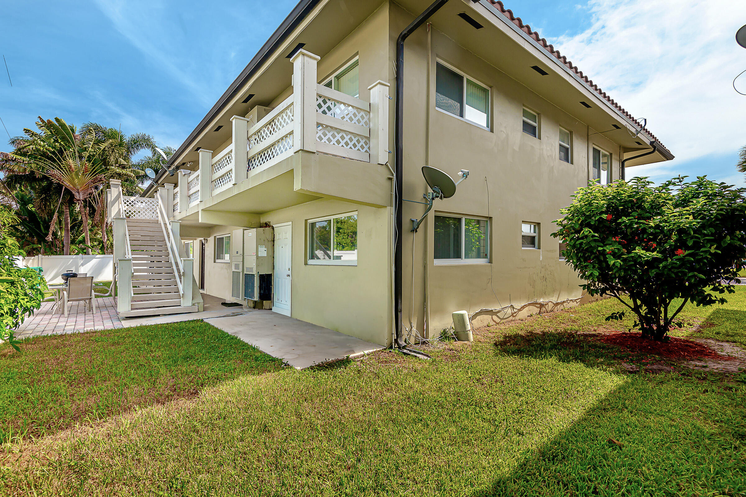 2131 Northeast 40th Court, Unit 1 Lighthouse Point, FL 33064 - Photo 16 of 16 a view of backyard with a garden