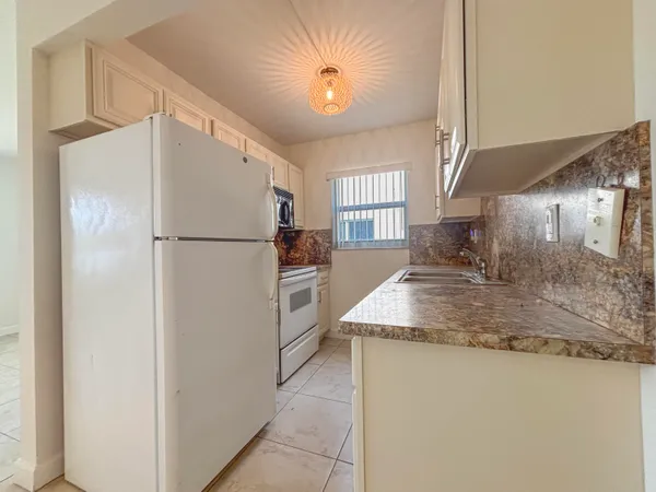 $1,795 | 2131 Northeast 40th Court, Unit 1, Lighthouse Point, FL 33064