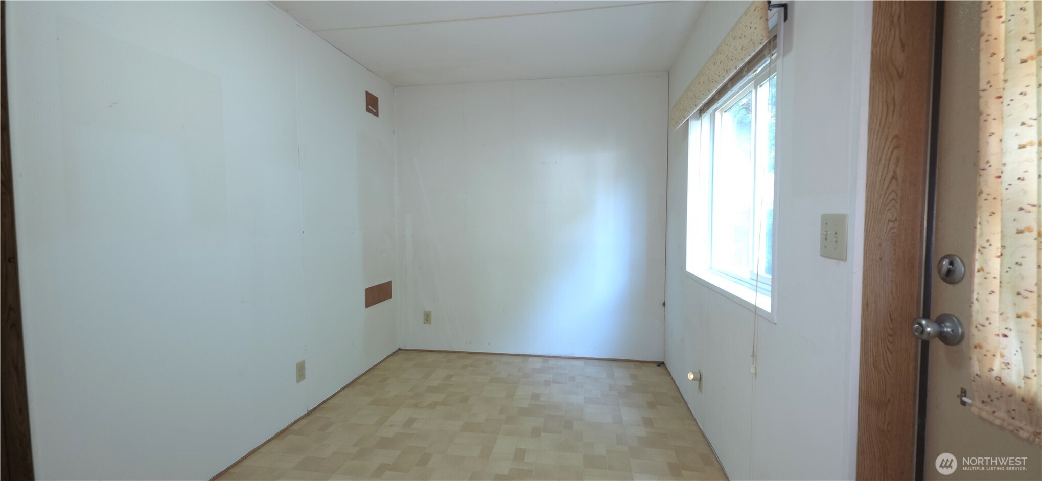 17 Rustemeyer Road, Unit 10 Aberdeen, WA 98520 - Photo 19 of 22 an empty room with a window