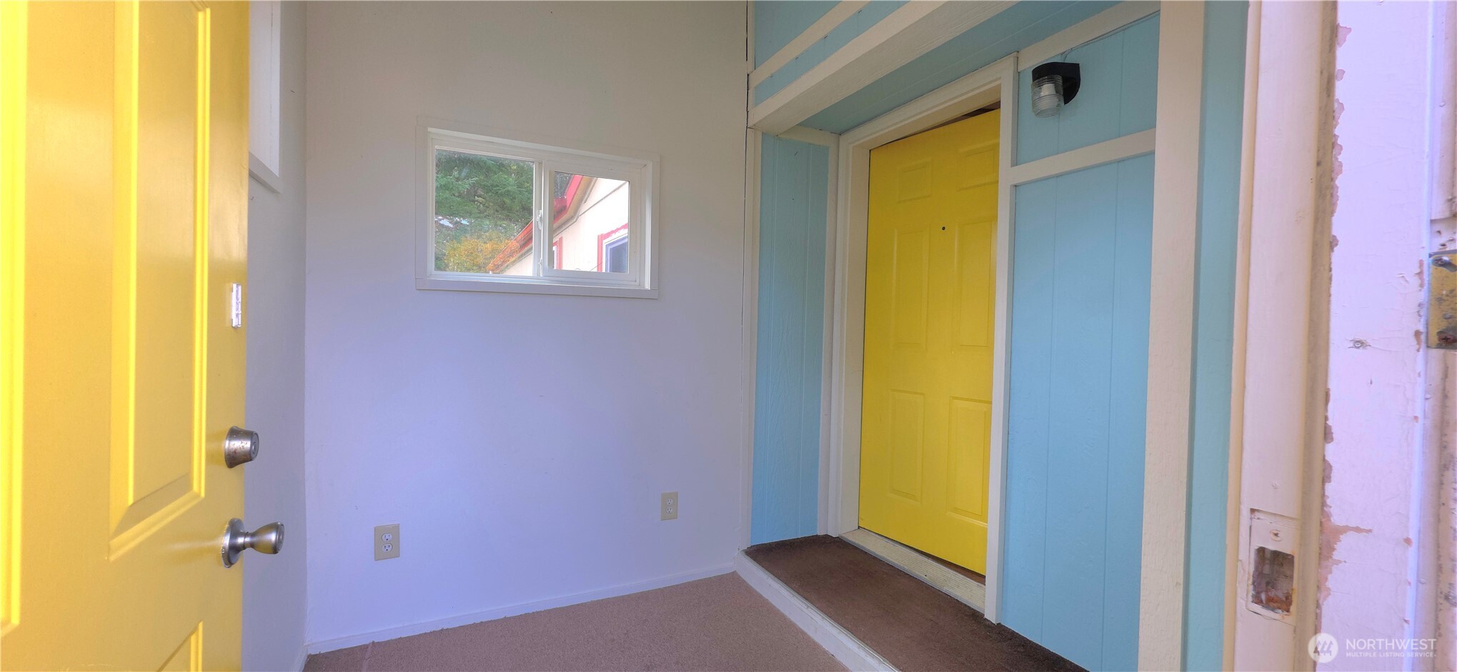 17 Rustemeyer Road, Unit 10 Aberdeen, WA 98520 - Photo 4 of 22 a view of a bathroom with a door