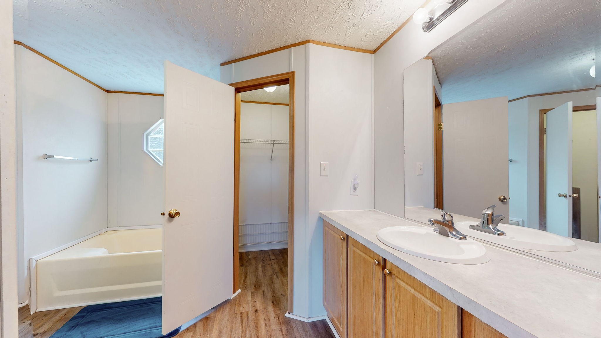 1118 Drake Road Clarksville, TN 37043 - Photo 16 of 38 a bathroom with a sink a mirror and a bathtub