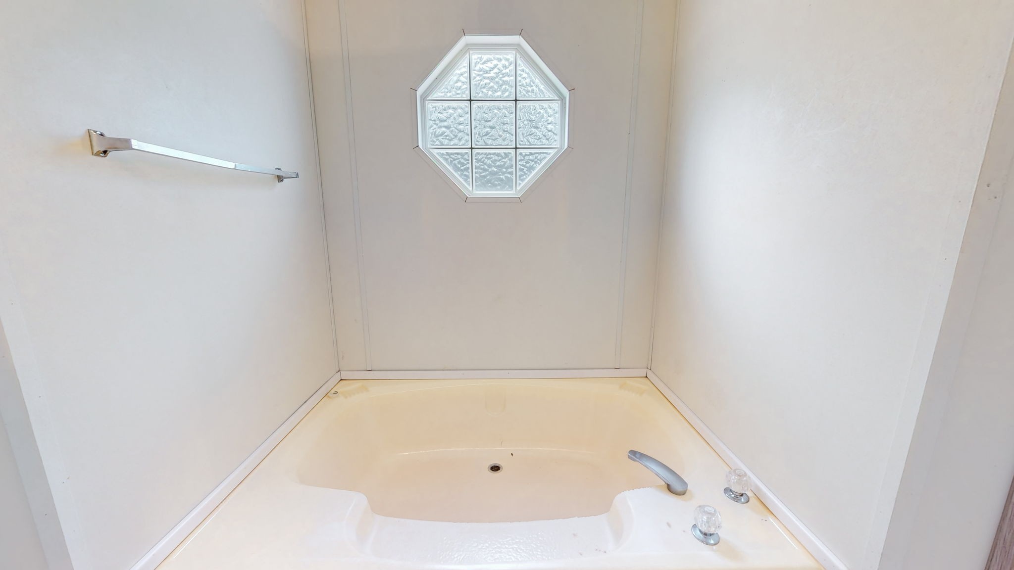 1118 Drake Road Clarksville, TN 37043 - Photo 18 of 38 a bathroom with a bathtub