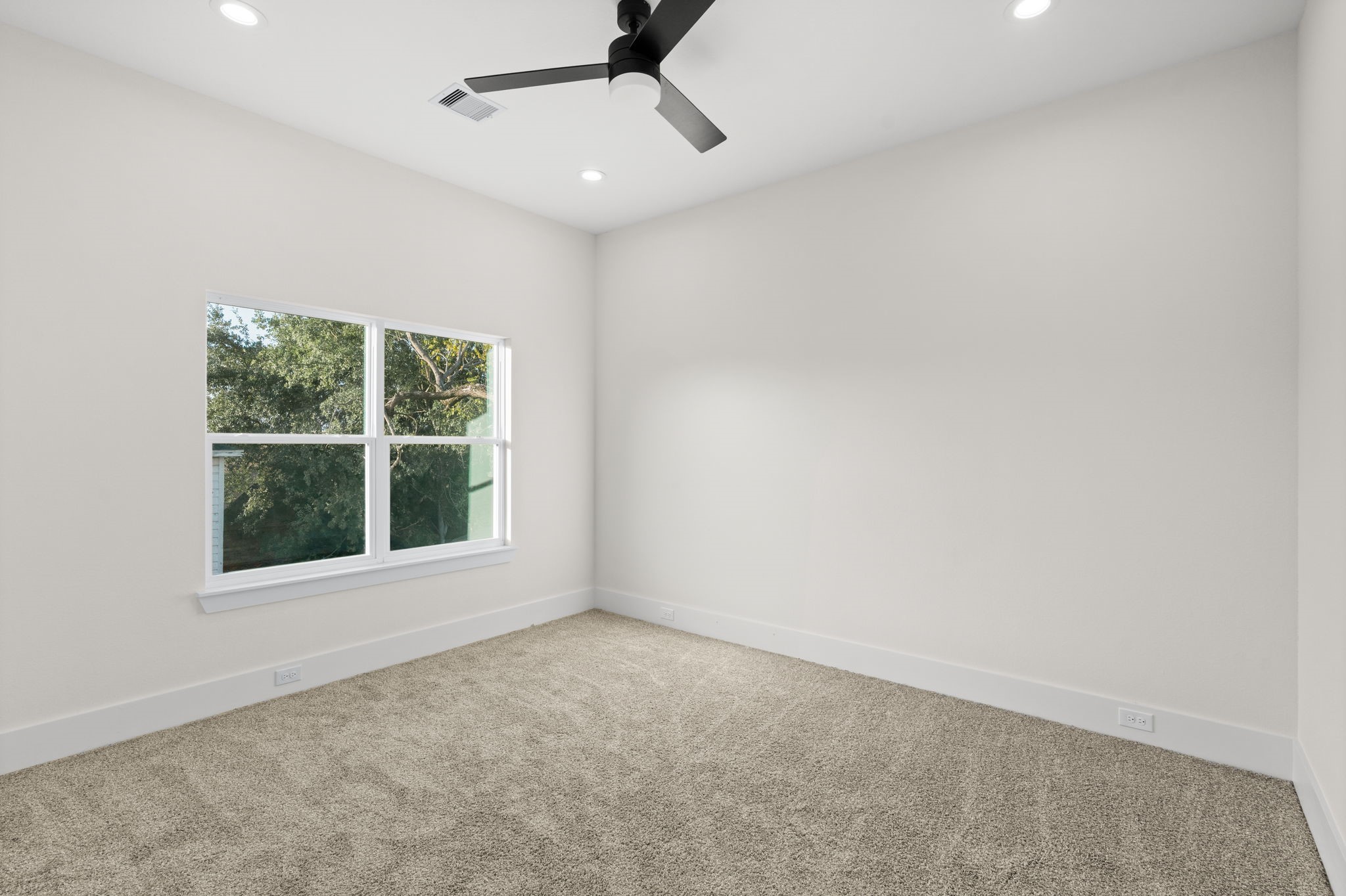 1622 Mable Street Houston, TX 77023 - Photo 21 of 25 an empty room with a window