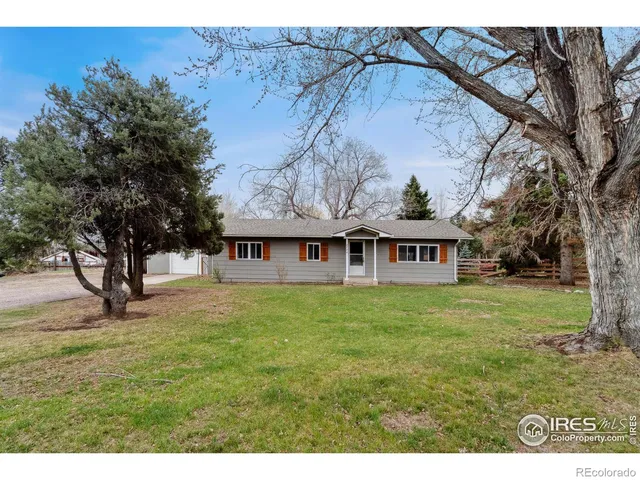 a view of a yard in front of the house