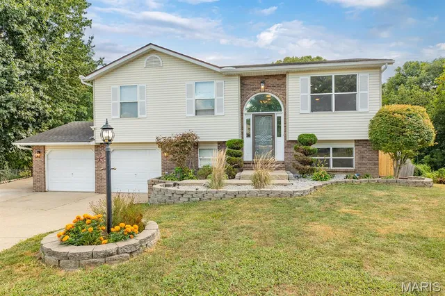 $239,000 | 421 St John Drive, Godfrey, IL 62035