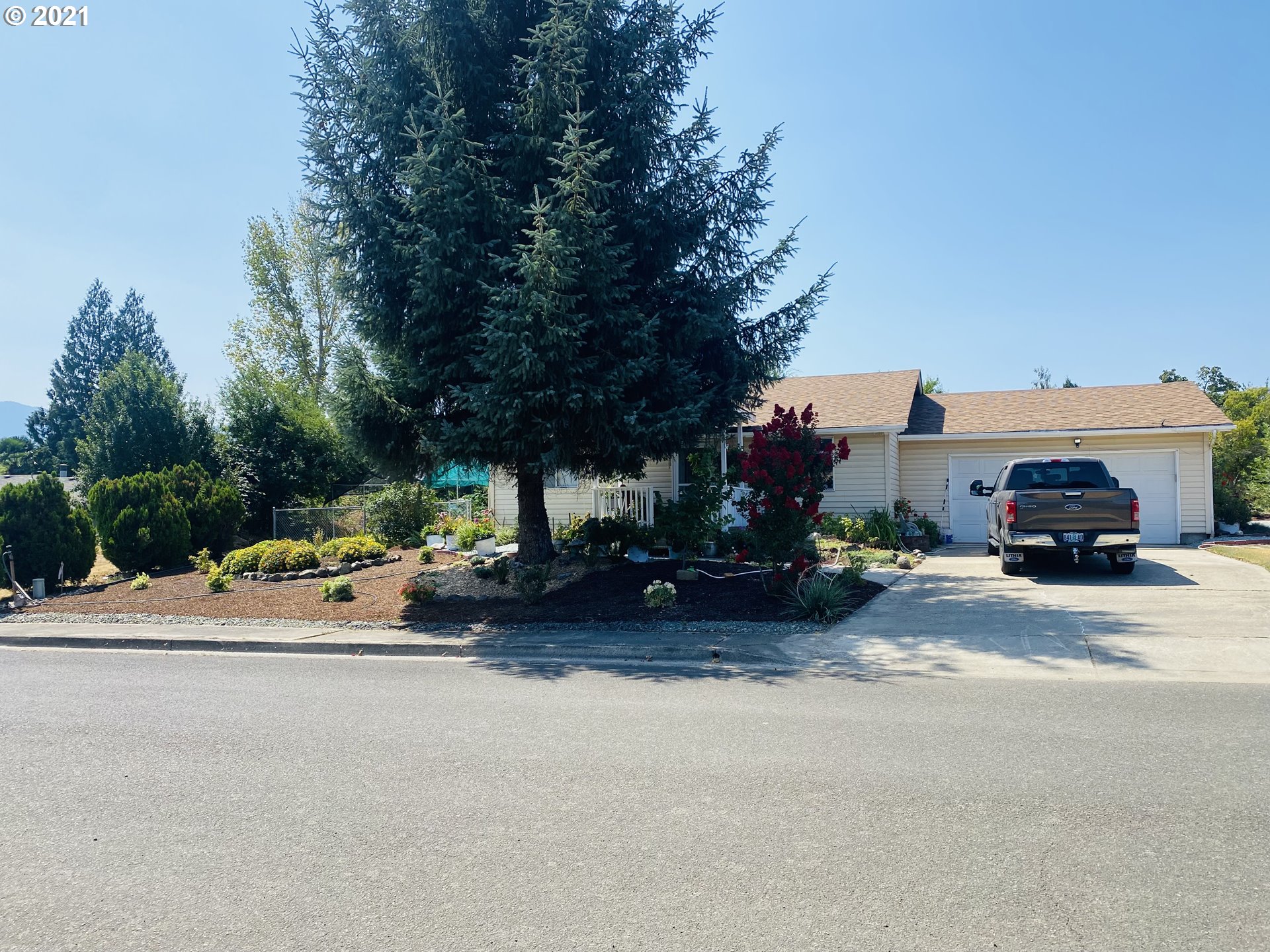 233 Rico Boulevard Riddle, OR 97469 - Photo 3 of 20