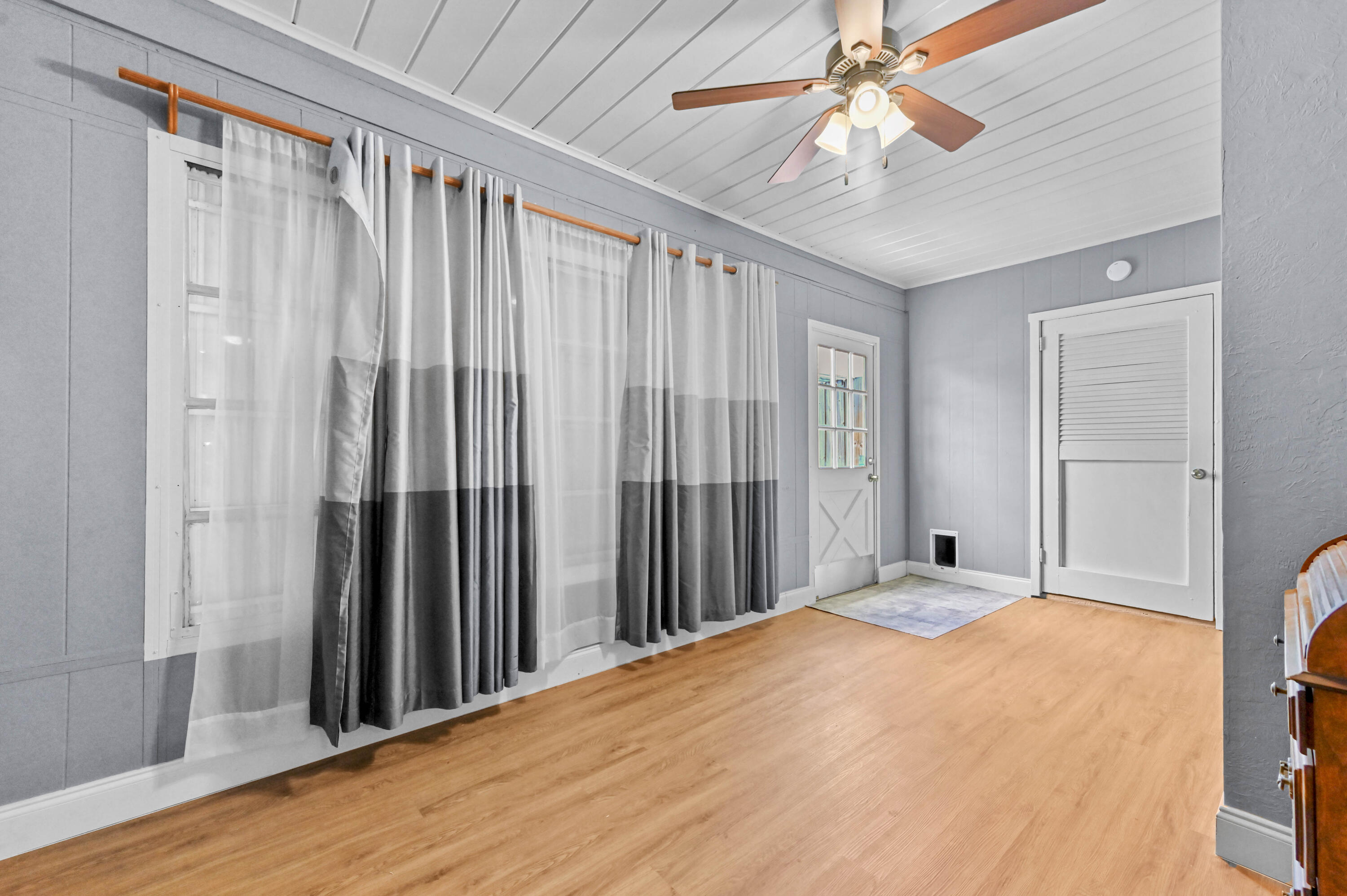 5709 Southeast Indigo Avenue Stuart, FL 34997 - Photo 11 of 26 a view of a livingroom with a chandelier fan