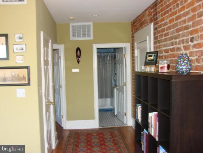 1423 R Street Northwest, Unit 500 Washington, DC 20009 - Photo 4 of 8 Entrance / Foyer