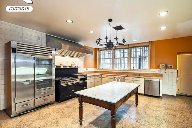 a view of entryway with a front door