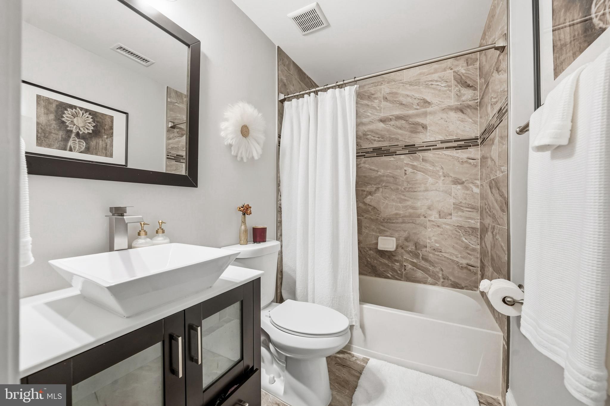144 Natalie Road Delran, NJ 08075 - Photo 15 of 43 a bathroom with a sink a toilet and a bathtub