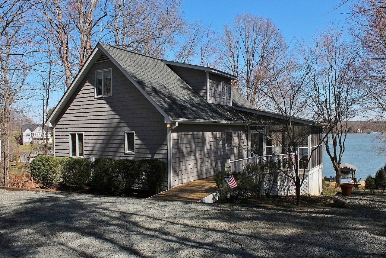 2011 Merriman Way Road Moneta, VA 24121 - Photo 15 of 48 Home Entrance from parking area