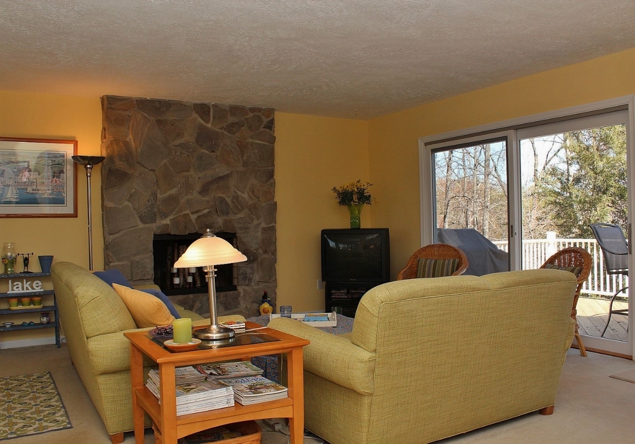 2011 Merriman Way Road Moneta, VA 24121 - Photo 19 of 48 Living Room