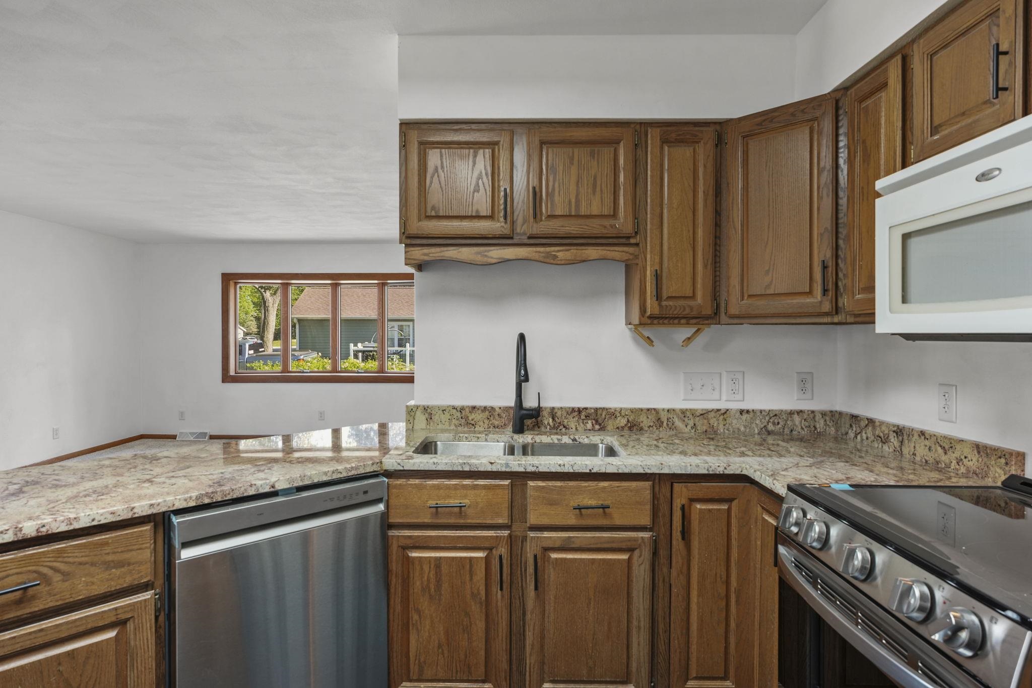 207 South Rutland Street Brooklyn, WI 53521 - Photo 18 of 61