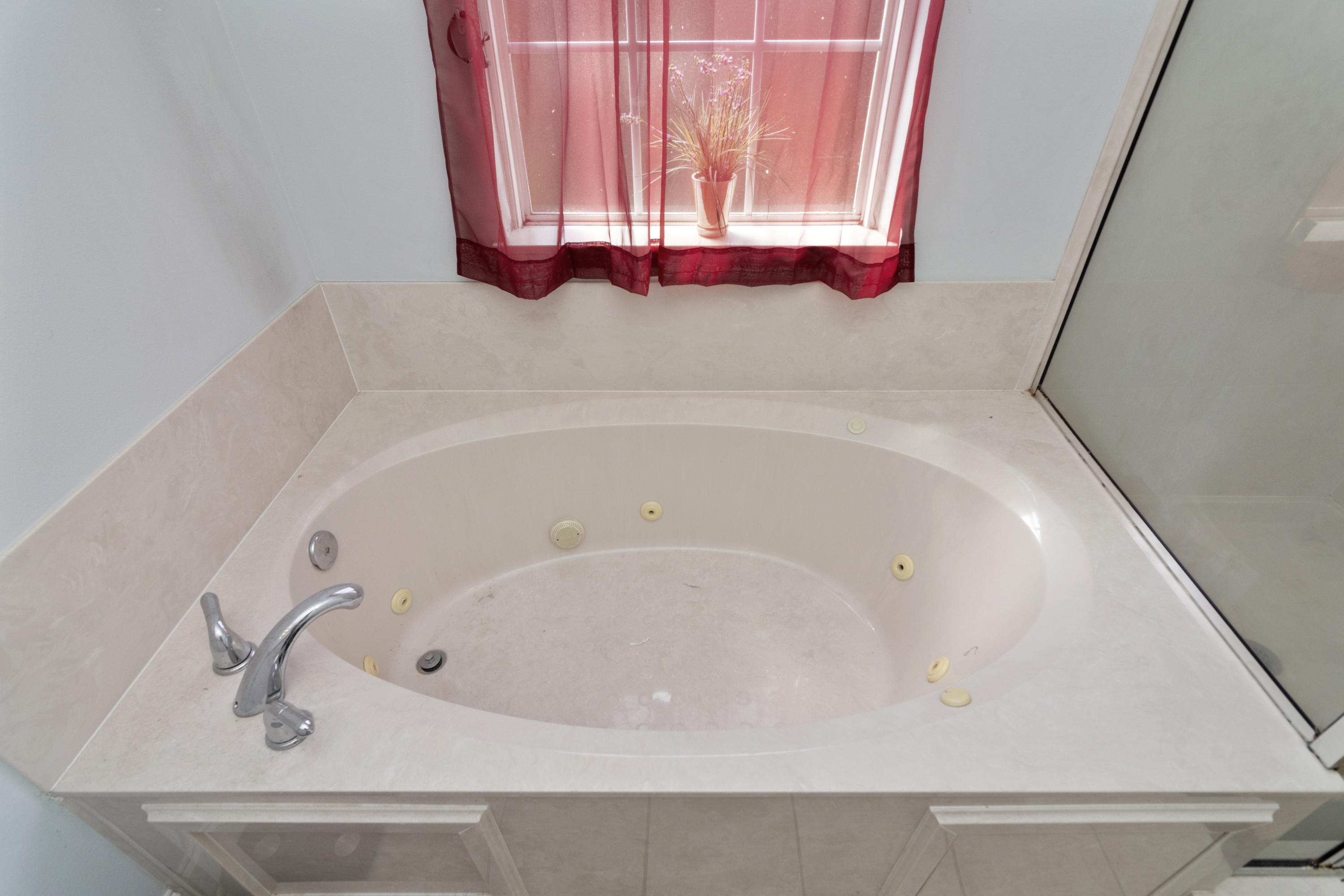 145 Alicia Drive Crestview, FL 32536 - Photo 21 of 32 a bathroom with a bathtub