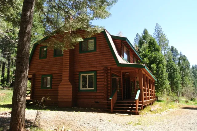 a view of a backyard with a house