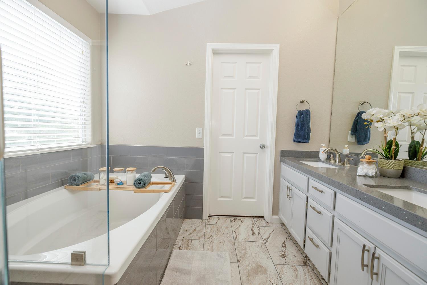 3416 Will Scarlet Way Modesto, CA 95355 - Photo 41 of 56 a bathroom with a tub sink and mirror
