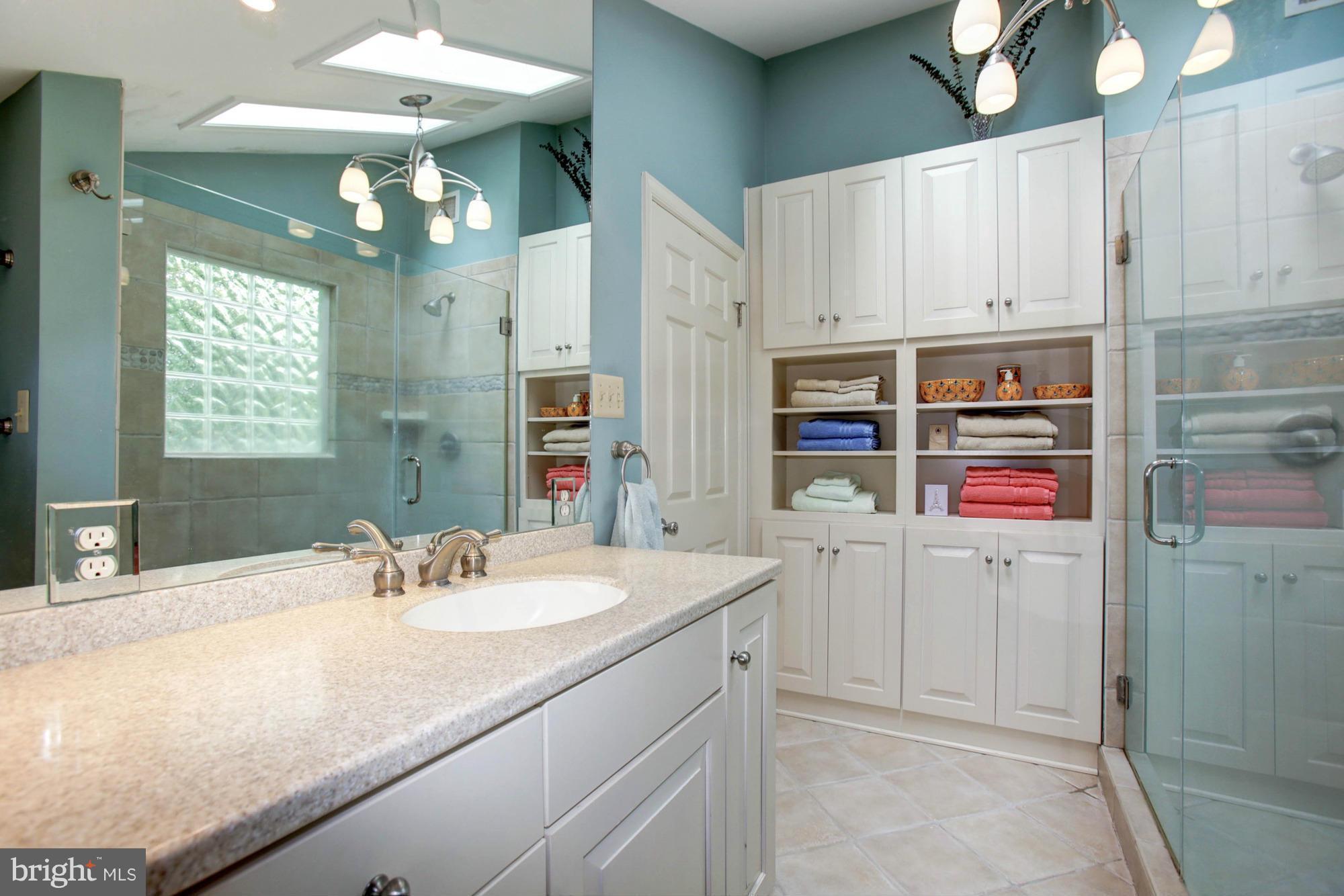 9717 Clarks Crossing Road Vienna, VA 22182 - Photo 22 of 27 Bath (Master)