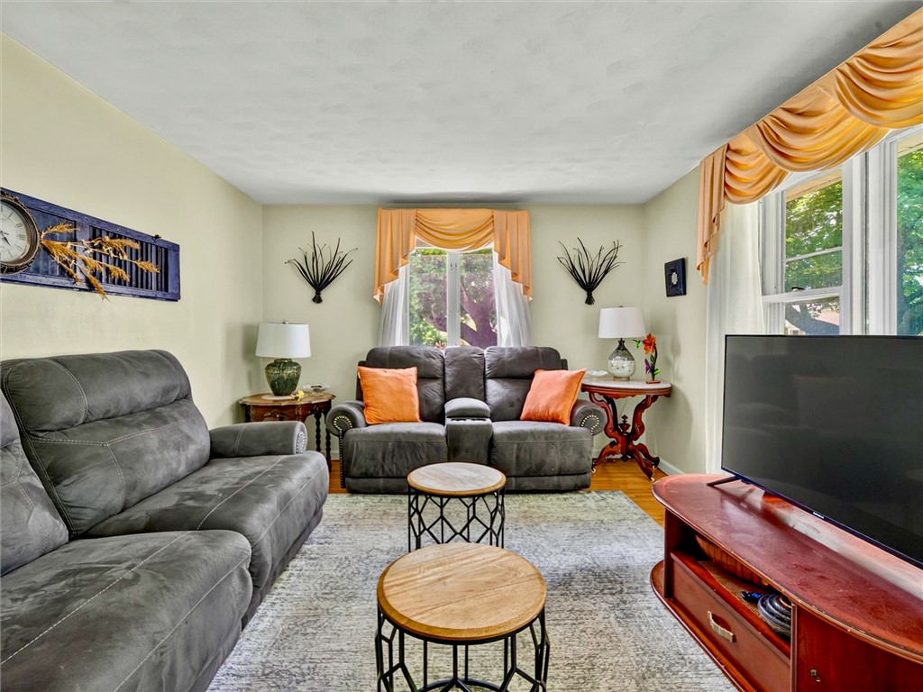 736 Paul Road Chili, NY 14624 - Photo 17 of 39 Living room