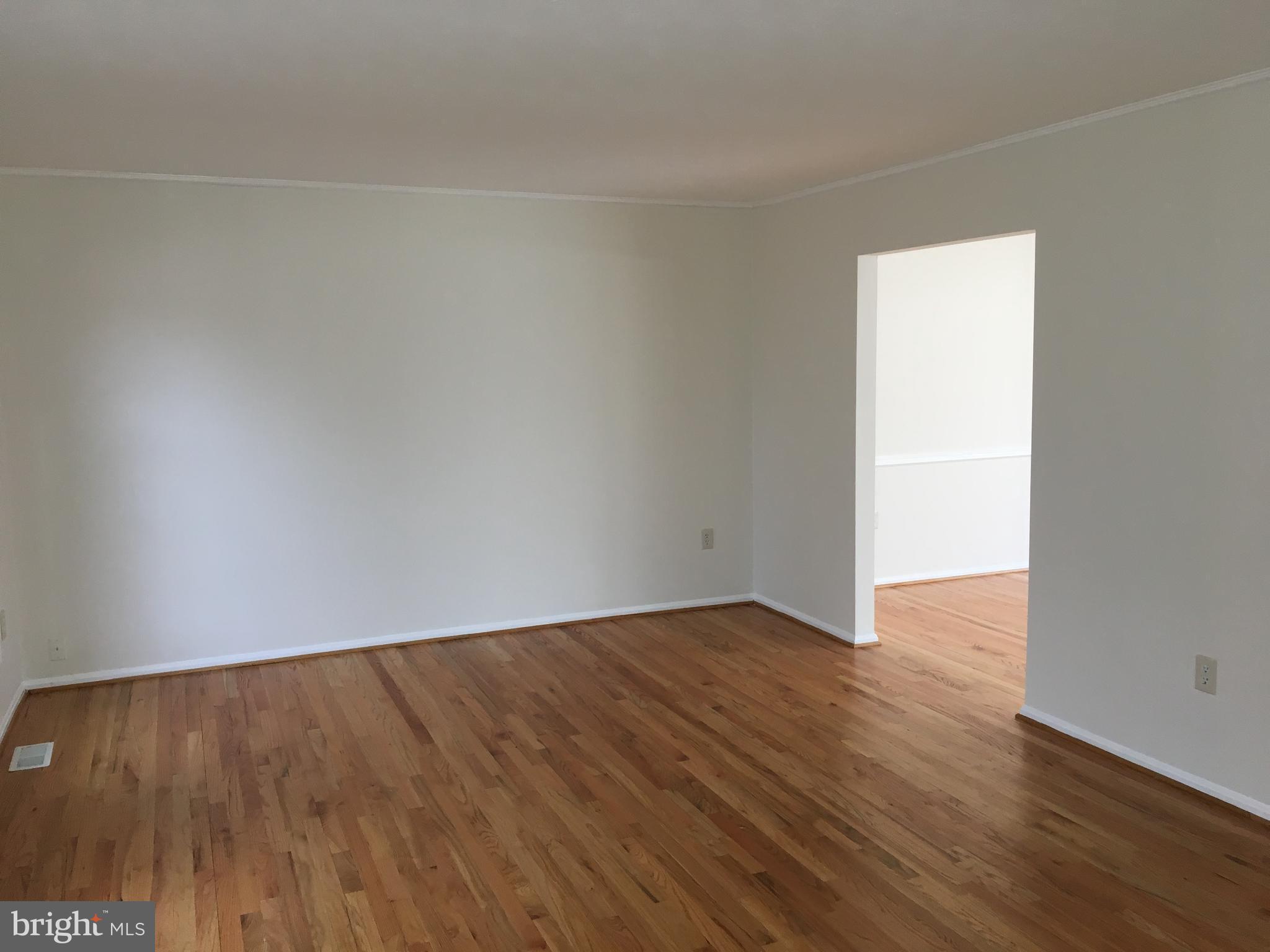 6184 Sunny Spring Columbia, MD 21044 - Photo 8 of 30 Living Room