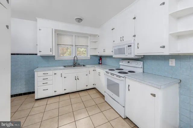 $320,000 | 40 Spillway Drive, Alloway, NJ 08001