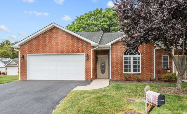 a view of a house with backyard and garden