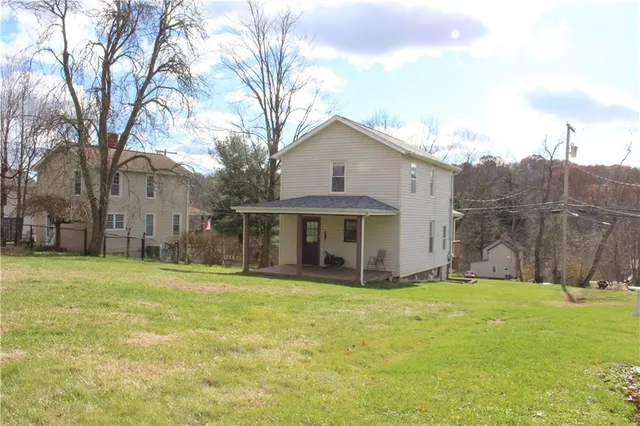 a view of a house with a yard
