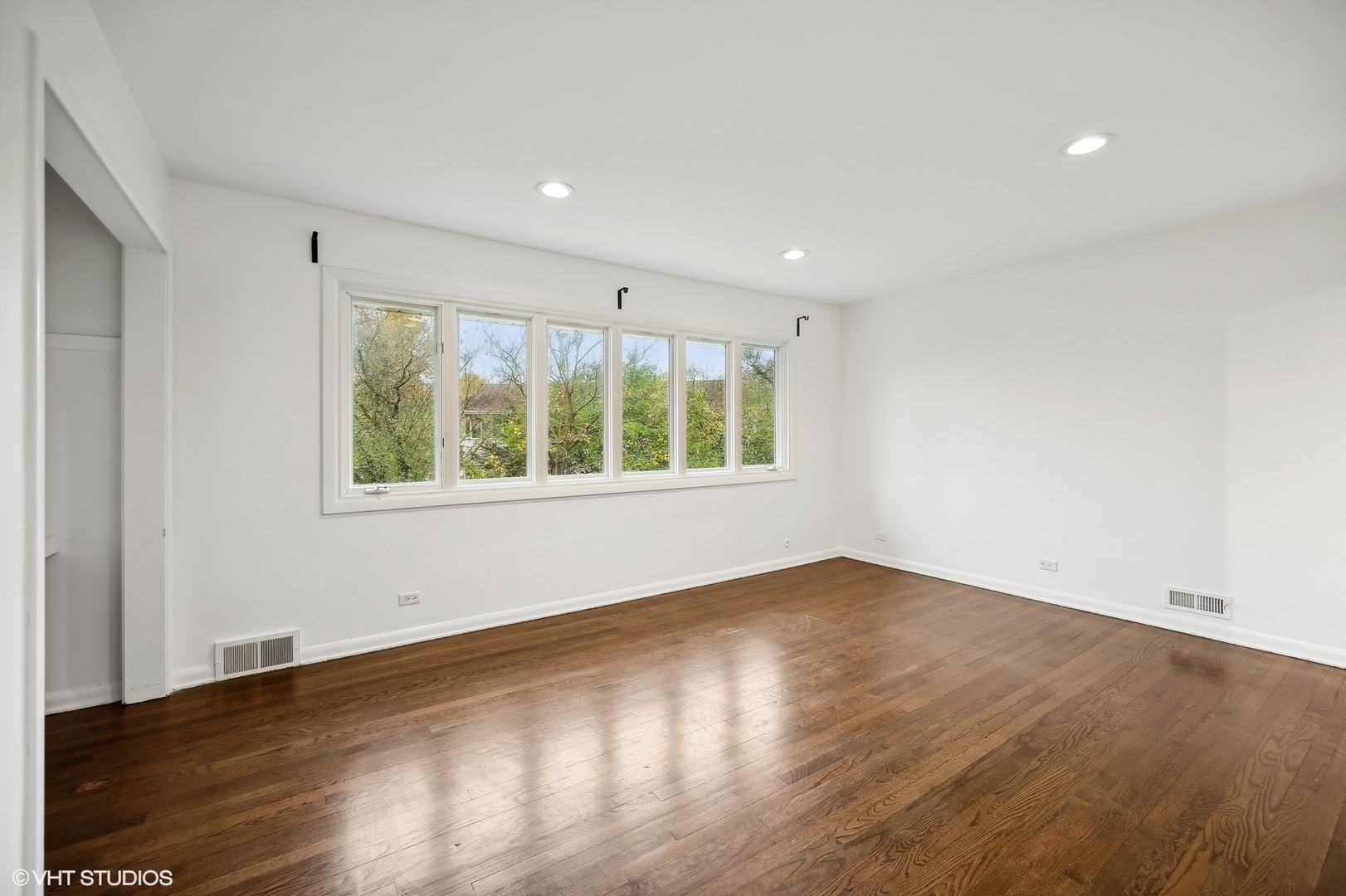 558 Sunset Lane Glencoe, IL 60022 - Photo 13 of 22 an empty room with wooden floor and windows