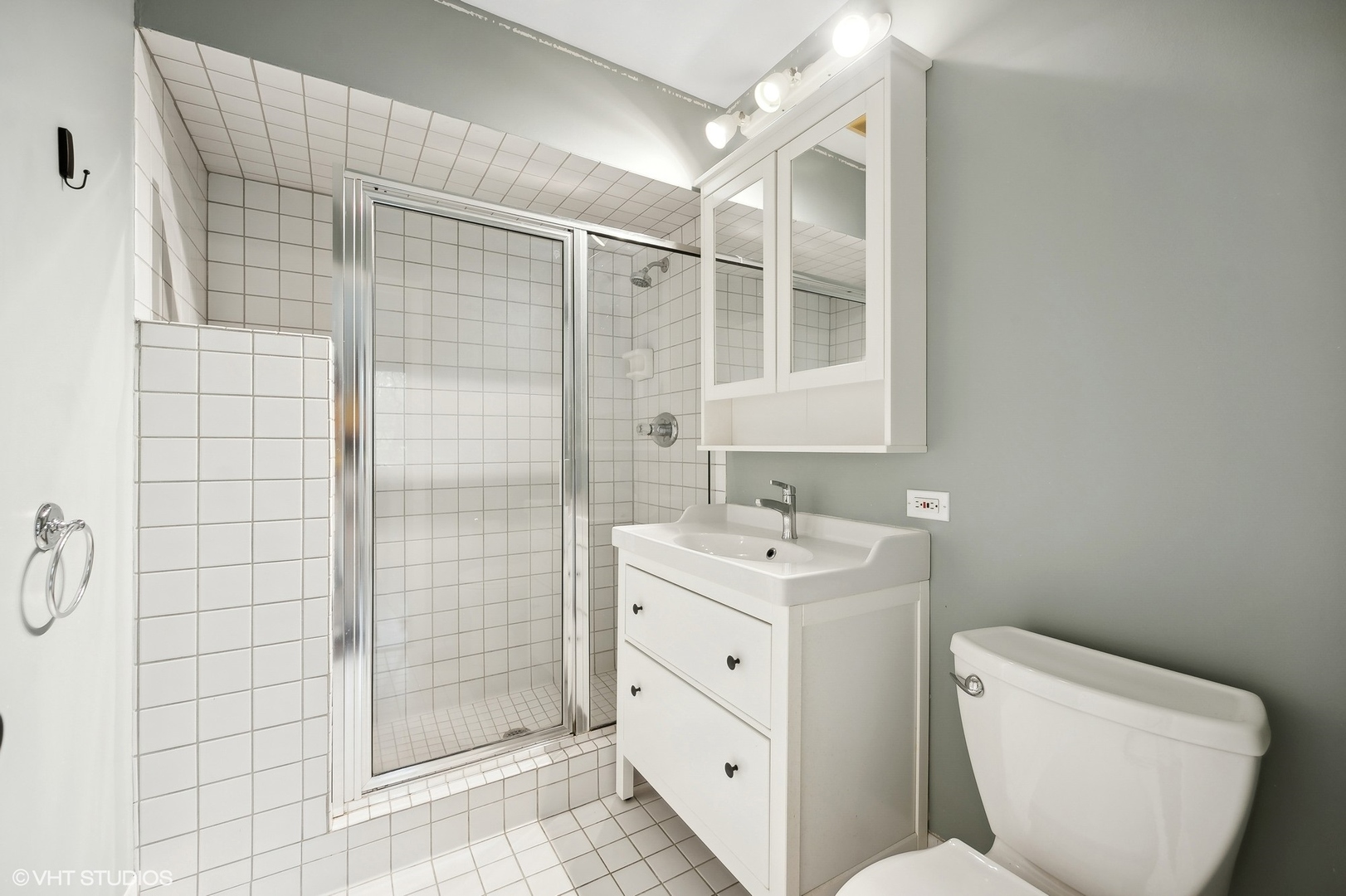 558 Sunset Lane Glencoe, IL 60022 - Photo 14 of 22 a bathroom with a toilet sink and shower