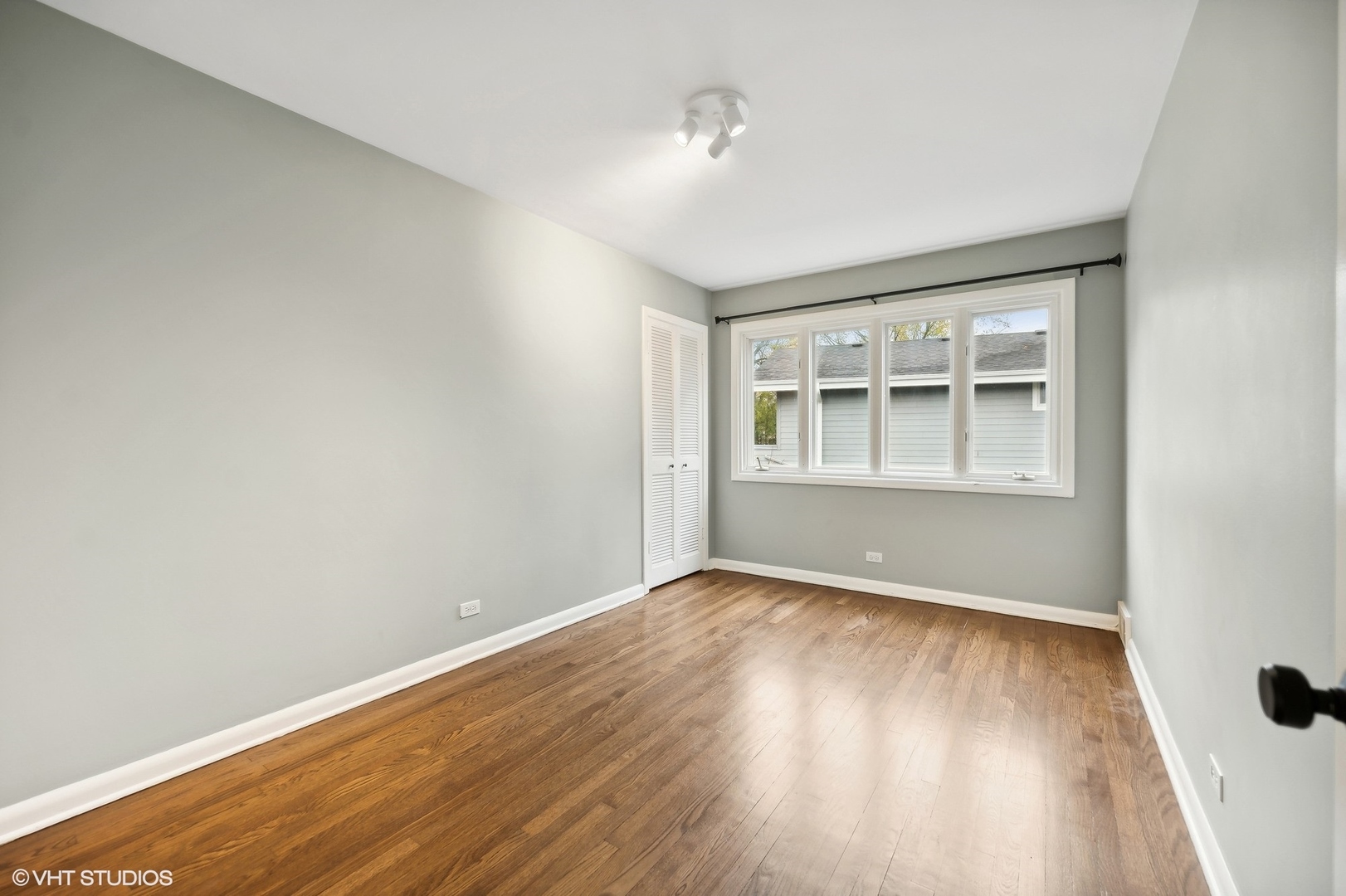 558 Sunset Lane Glencoe, IL 60022 - Photo 16 of 22 an empty room with wooden floor and windows