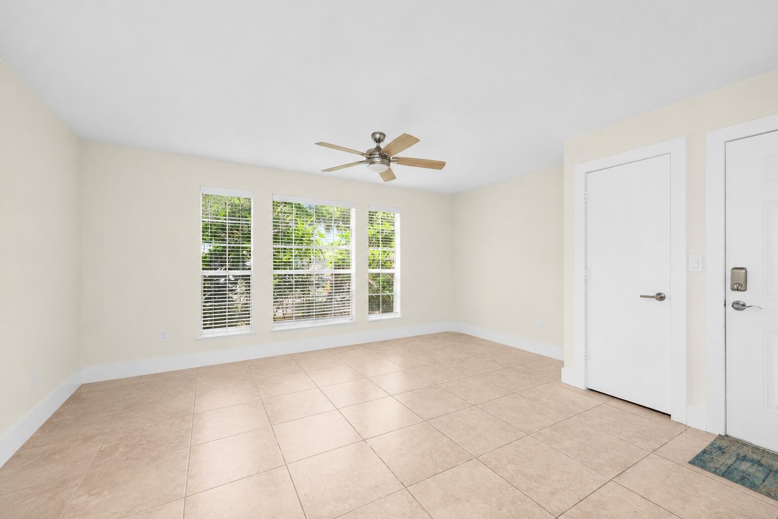 2175 Crystal Way, Unit G Delray Beach, FL 33444 - Photo 3 of 17 Living room