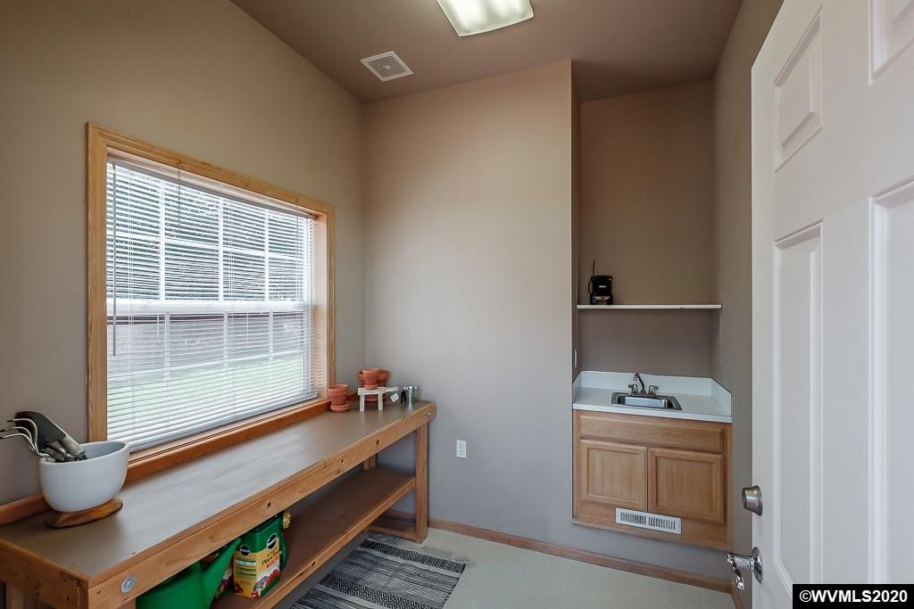2041 Chase Loop Southwest Albany, OR 97321 - Photo 38 of 42 Gallery Image 38