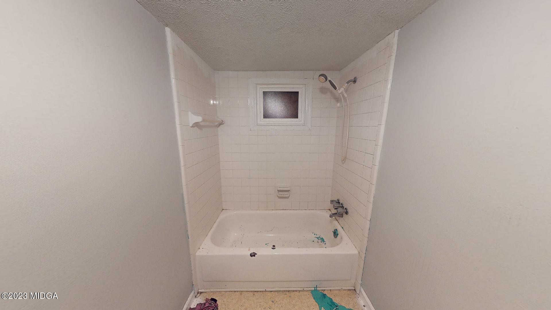 4521 Brookhaven Road Macon, GA 31206 - Photo 17 of 25 a bathroom with a bathtub and a shower