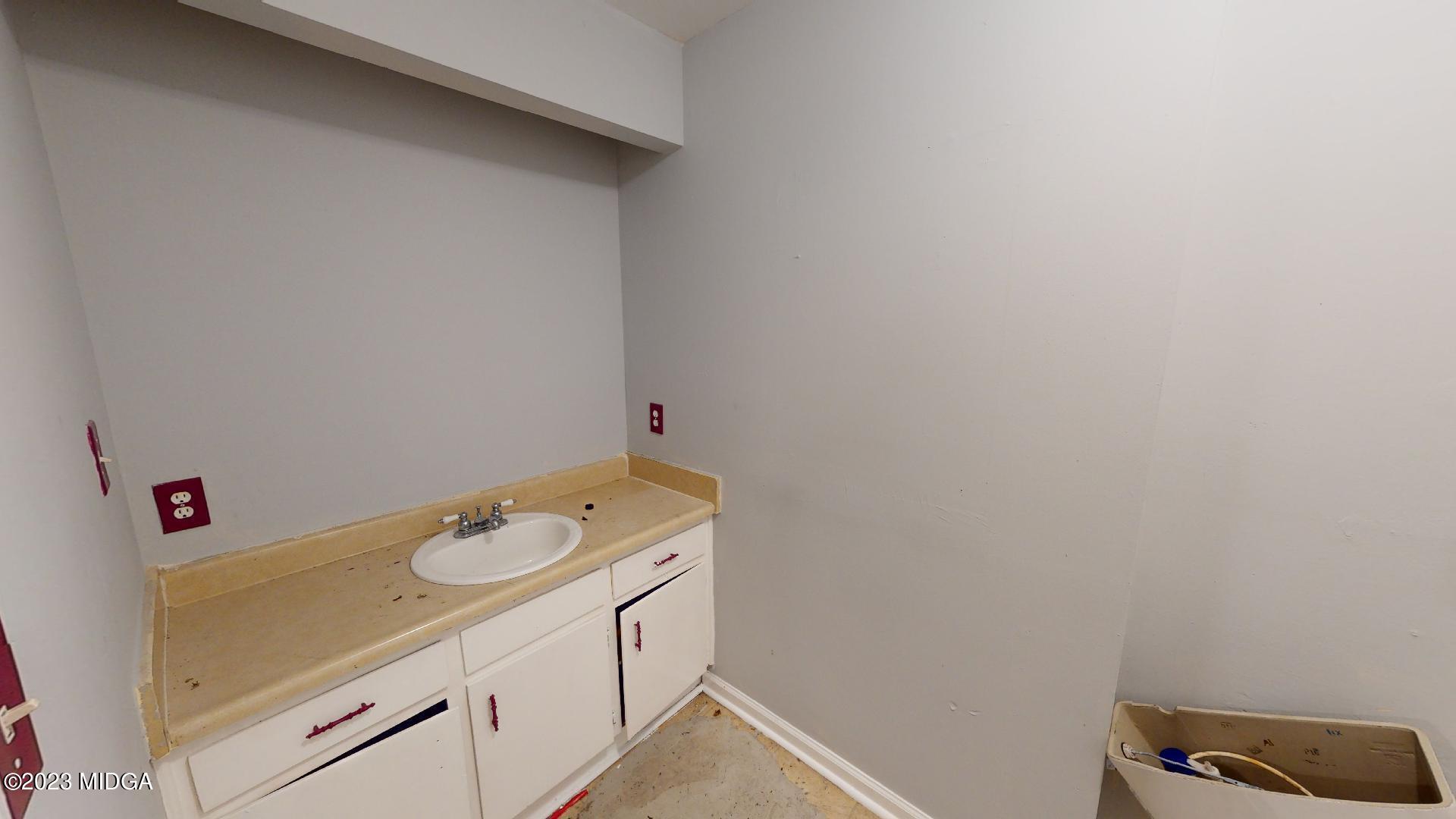 4521 Brookhaven Road Macon, GA 31206 - Photo 23 of 25 a bathroom with a sink toilet and vanity