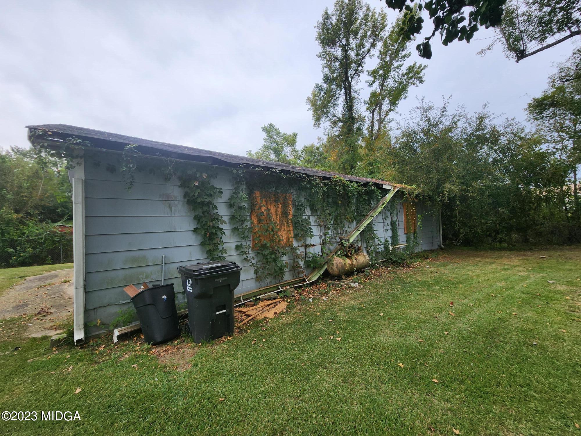 4521 Brookhaven Road Macon, GA 31206 - Photo 5 of 25 a backyard of a house with table and chairs