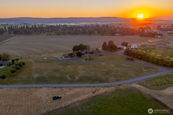 $999,990 | 2229 West Bench Road, Othello, WA 99344