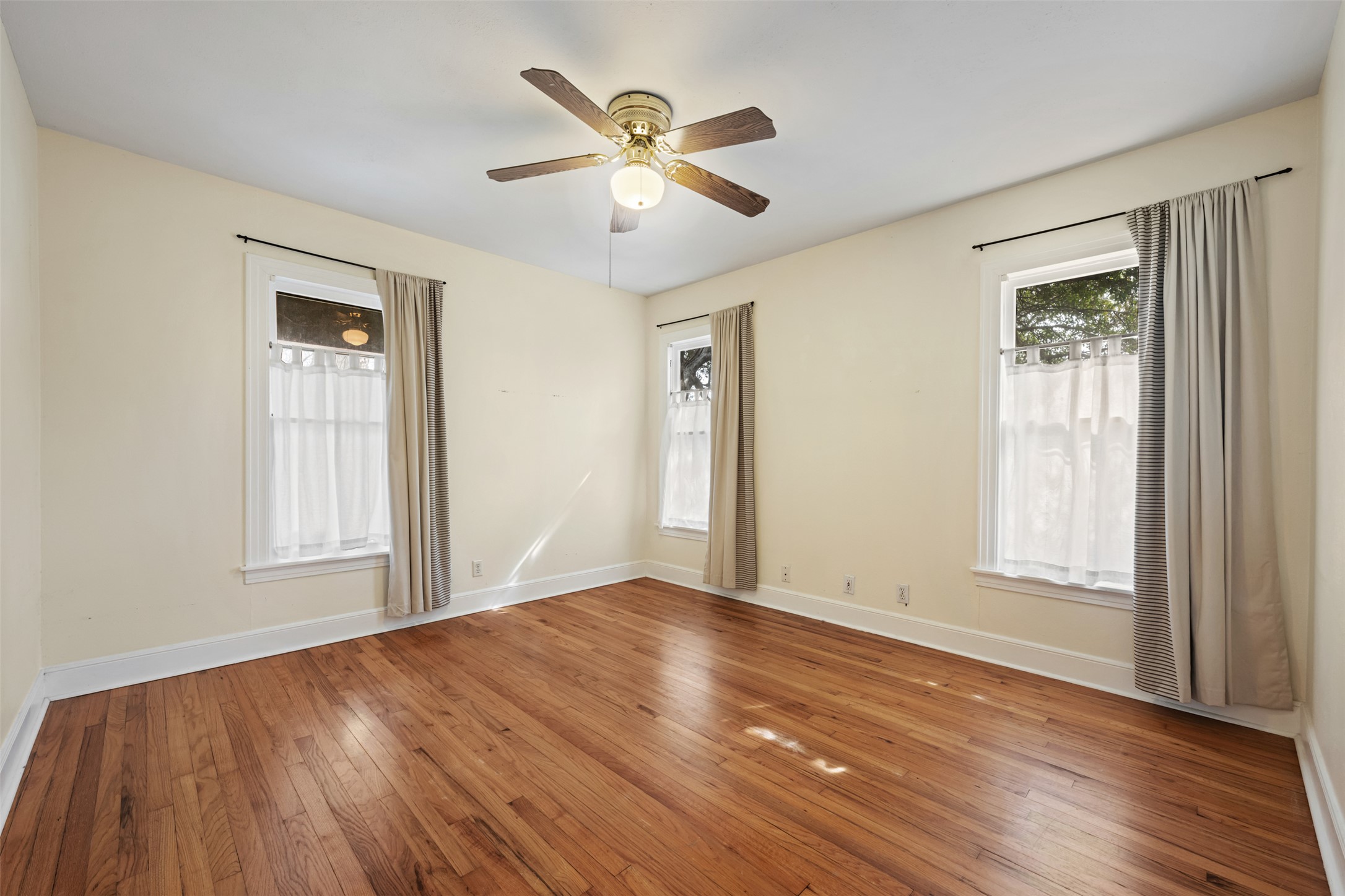 813 East 48th Street Austin, TX 78751 - Photo 24 of 37 an empty room with wooden floor and windows