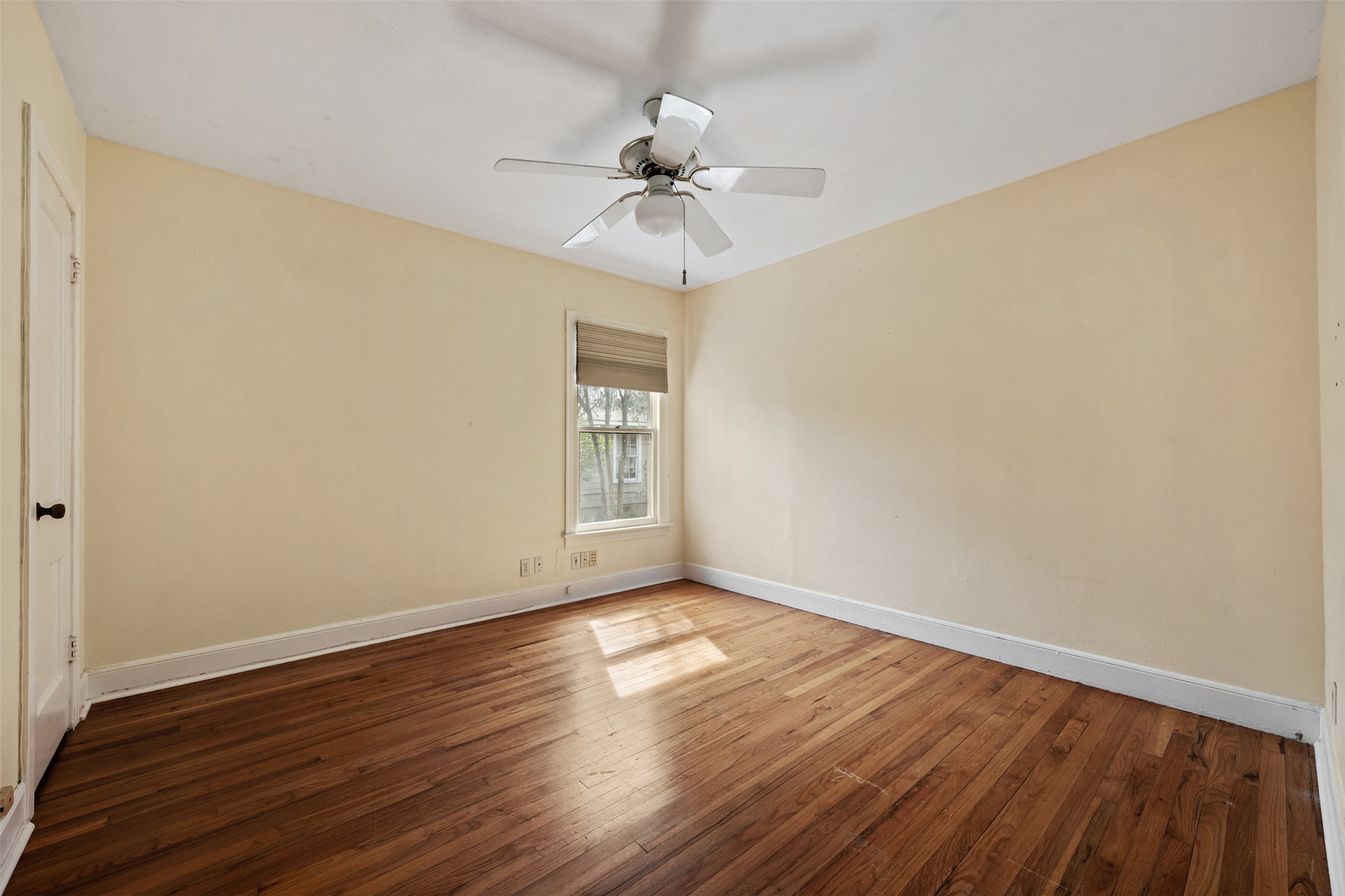813 East 48th Street Austin, TX 78751 - Photo 25 of 37 a view of an empty room with wooden floor and a window