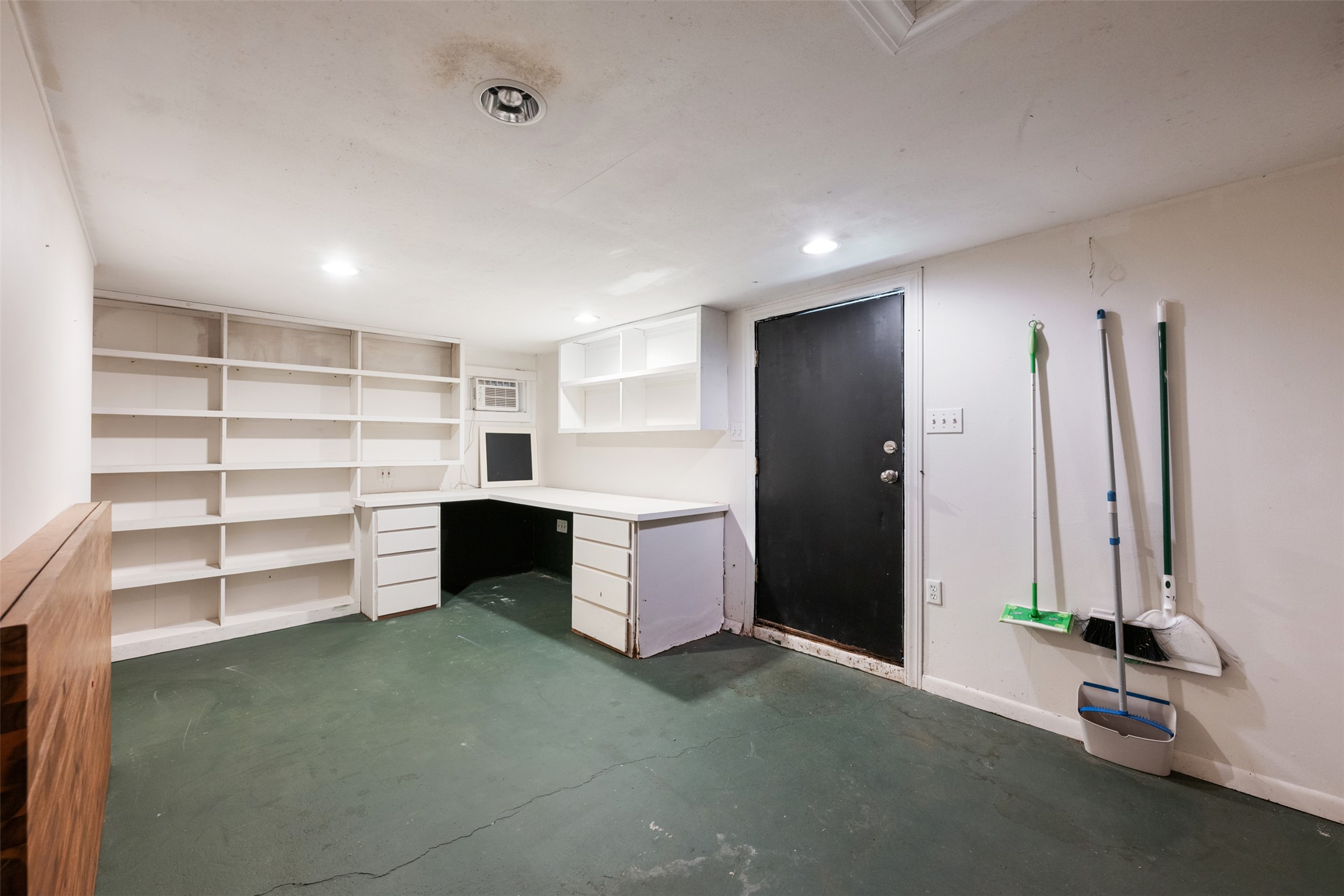 813 East 48th Street Austin, TX 78751 - Photo 33 of 37 a view of an empty room with a cabinet and workspace