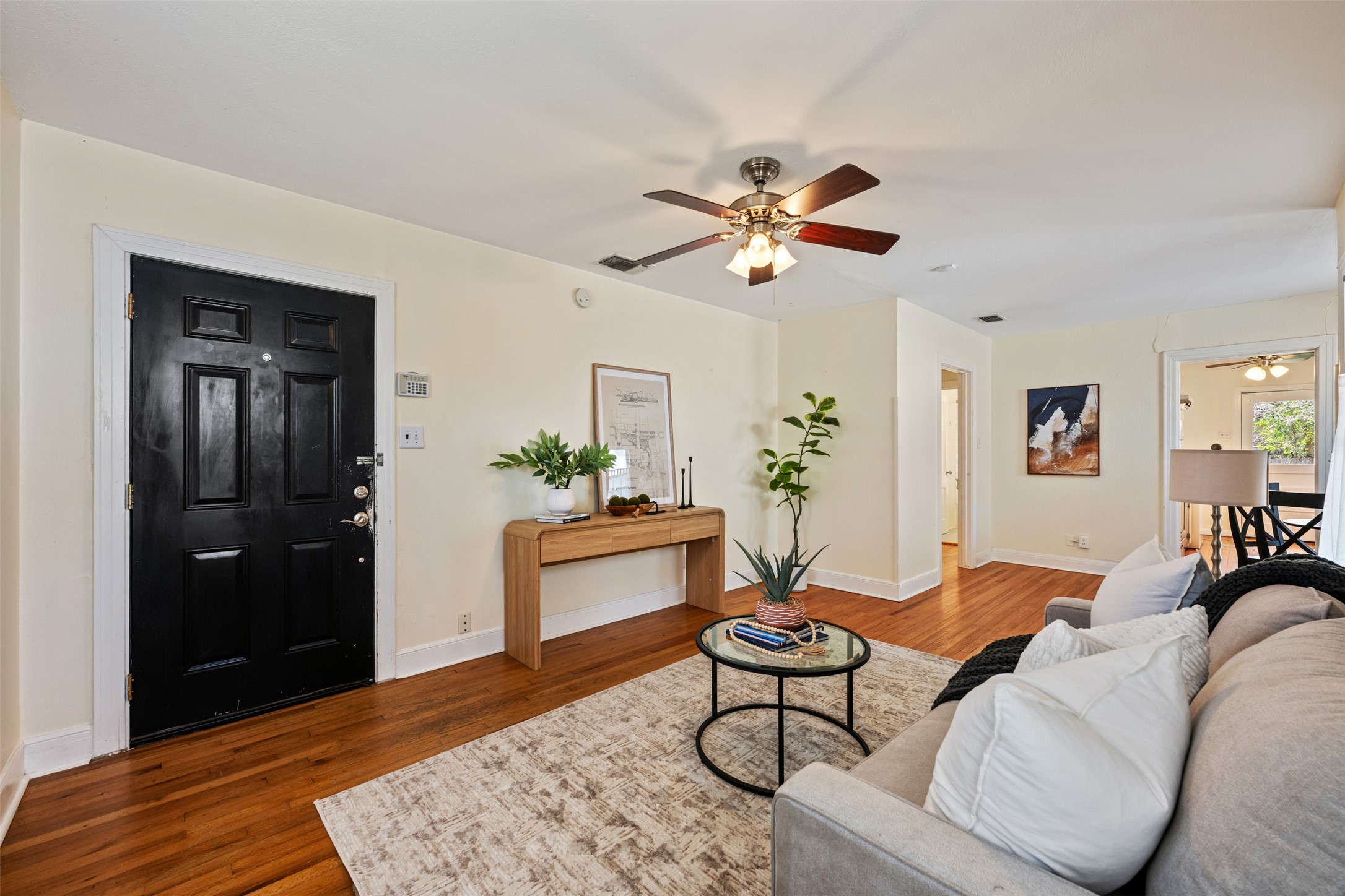813 East 48th Street Austin, TX 78751 - Photo 6 of 37 a living room with furniture