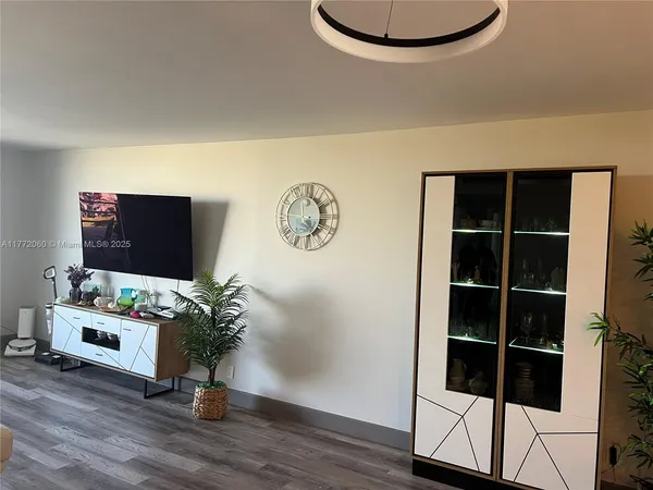 $2,800 | 600 Three Islands Boulevard, Unit 504, Hallandale, FL 33009
