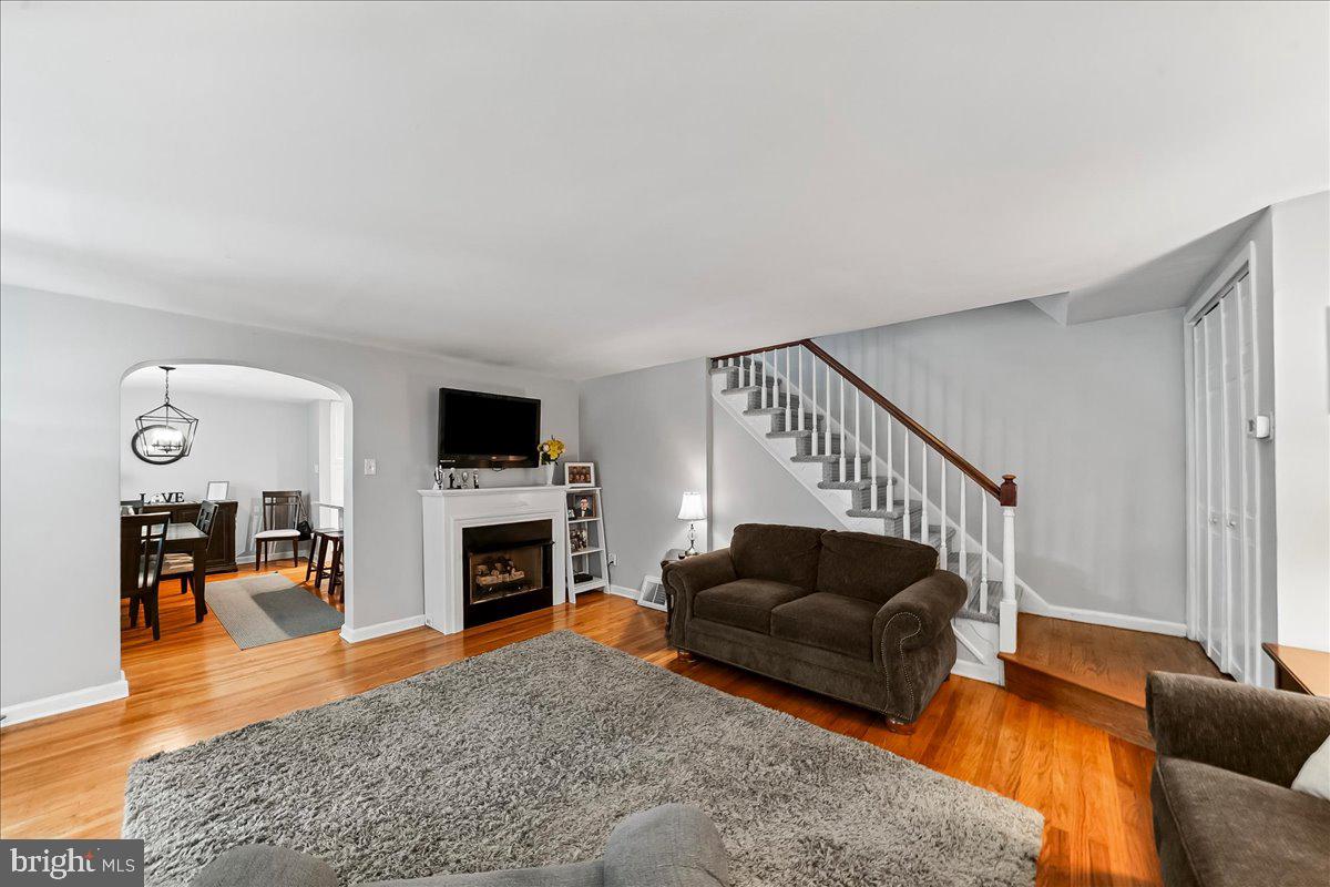 345 Holt Lane Springfield, PA 19064 - Photo 5 of 38 Inviting living space with warm tones.