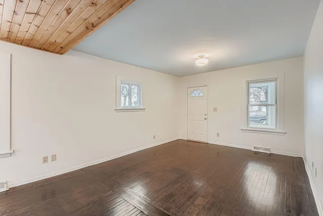 $2,499 | 475 Lawson Avenue West, St. Paul, MN 55117