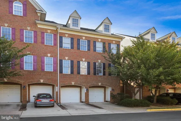 $565,000 | 4617 Hummingbird Lane, Unit 110, Fairfax, VA 22033