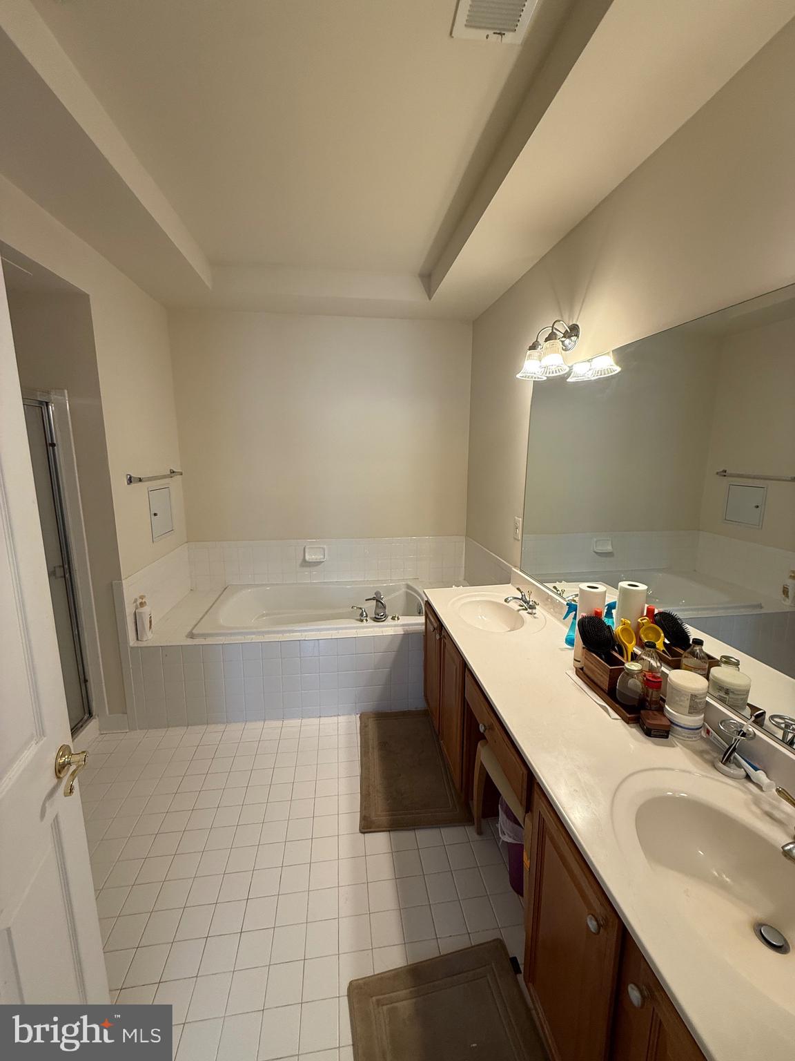 4617 Hummingbird Lane, Unit 110 Fairfax, VA 22033 - Photo 27 of 45 a bathroom with a tub sink and mirror