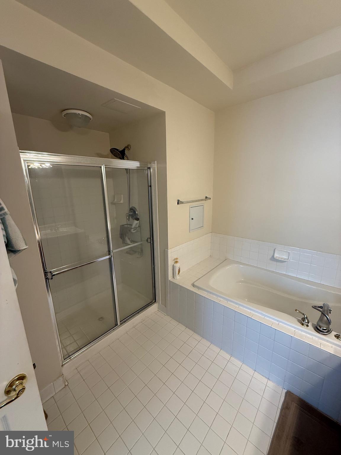 4617 Hummingbird Lane, Unit 110 Fairfax, VA 22033 - Photo 28 of 45 a bathroom with a bathtub and a shower