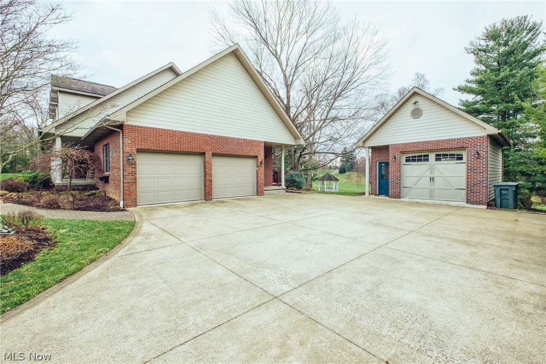 2815 Westdale Road Northwest Canton, OH 44708 - Photo 3 of 33 View of the garages.
