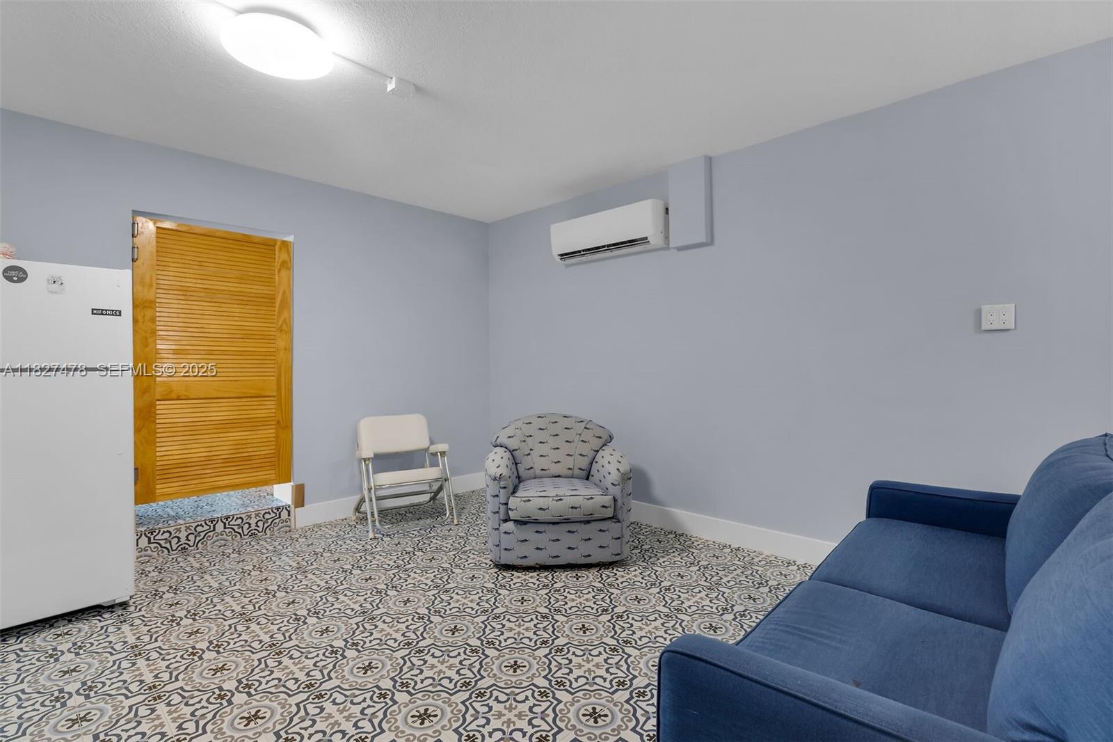 232 West Seaview Drive Marathon, FL 33050 - Photo 20 of 72 a living room with furniture